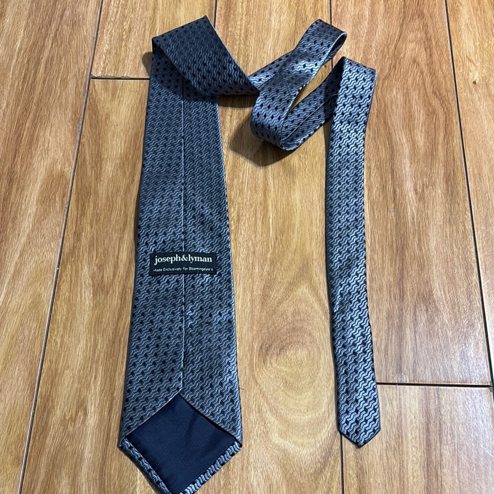 Gray Patterned Tie for Formal Occasions